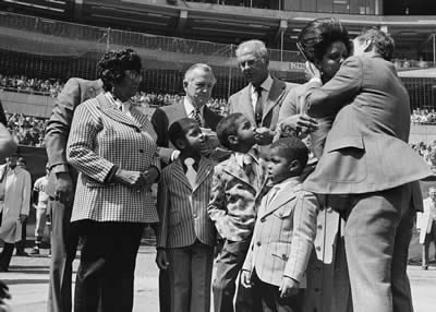 clemente roberto vera beyond baseball life galbreath dan pirates 1973 pittsburgh retired widow embraces ceremony president during april number right